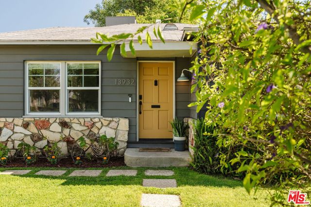 13932 Hamlin Street photo 2