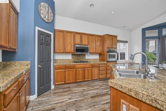 1212 landover, Brentwood CA: https://media.crmls.org/mediaz/602a2484-f282-4c87-8e39-ac189363c4f9.jpg