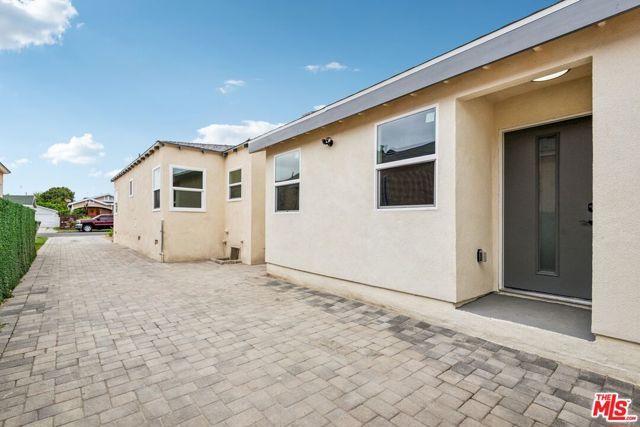 834 E 90th Street, Los Angeles CA: https://media.crmls.org/mediaz/602a27af-2f1a-4295-9d54-037635d96bf9.jpg