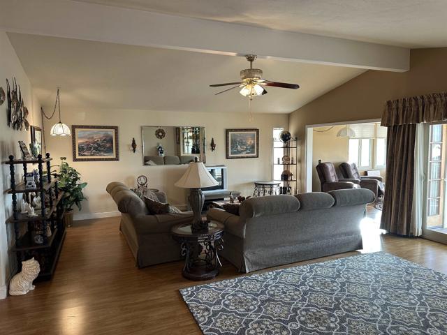 Detail Gallery Image 4 of 44 For 5252 Harvest Ct, Oceanside,  CA 92057 - 3 Beds | 2 Baths