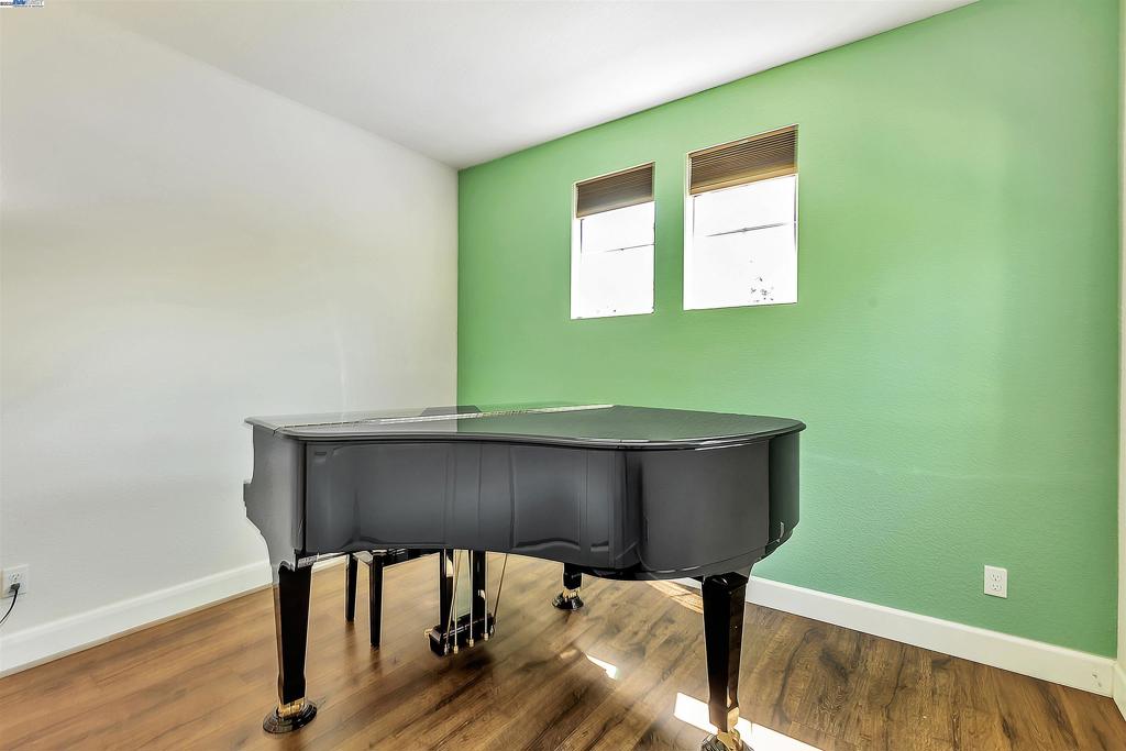 https://media.crmls.org/mediaz/602a6468-673a-4499-bb71-e32b87509357.jpg?preset=X-Large