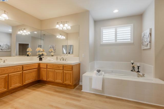 261 Kelley Mist Ct, Tracy CA: https://media.crmls.org/mediaz/602af4f8-8e7e-46e8-b49f-3d439e975031.jpg
