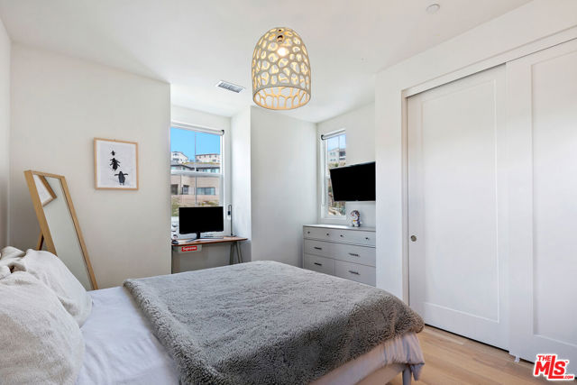 21316 Poema Place, Chatsworth CA: https://media.crmls.org/mediaz/602b1556-b1ba-42ec-be09-5a184e213a3a.jpg