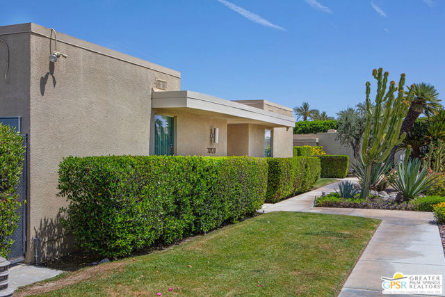 70120 Frank Sinatra Drive, Rancho Mirage CA: https://media.crmls.org/mediaz/602ba480-293a-48d2-b55b-18770915adab.jpg