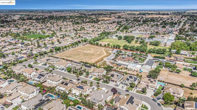 113 Little Ranch Circle, Oakley CA: https://media.crmls.org/mediaz/602c5a26-7c0f-4981-9ed6-322fd23cf742.jpg