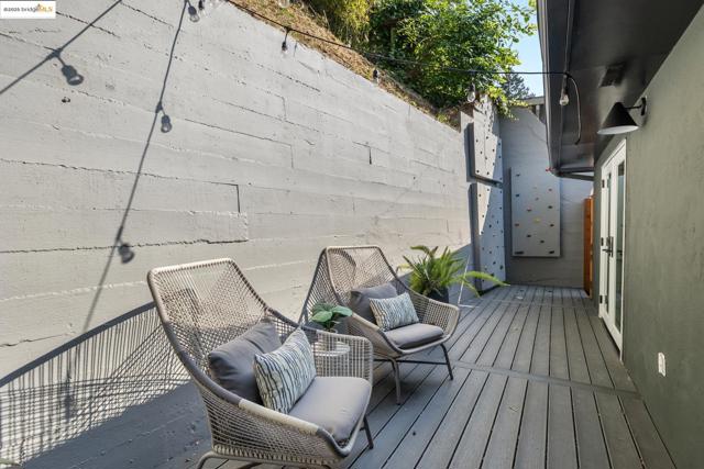 5646 Thornhill Dr, Oakland CA: https://media.crmls.org/mediaz/602ce012-0244-4d6d-8c57-6bb567cccc96.jpg