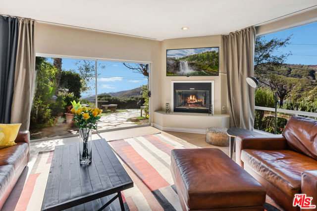 4350 Hillview Drive, Malibu CA: https://media.crmls.org/mediaz/602d2aa0-8f60-4443-a328-26eaed7109b8.jpg