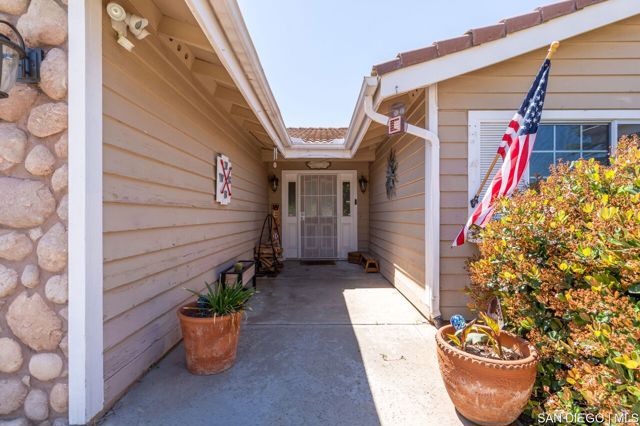 23849 Gymkhana RD, Ramona CA: https://media.crmls.org/mediaz/602d5f8b-cb13-4d49-9a39-f136fc15ec65.jpg