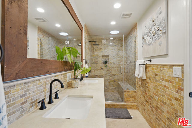 8919 Beverlywood Street, Los Angeles CA: https://media.crmls.org/mediaz/602d673e-08bb-4001-9993-aec9bf9f177c.jpg
