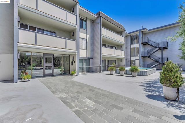 567 Oakland Ave, Oakland CA: https://media.crmls.org/mediaz/602d9e12-59e5-4b4d-9a16-b526d94eb85e.jpg