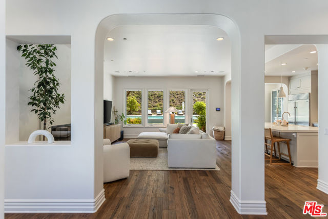 2052 Shadow Creek Drive, Agoura Hills CA: https://media.crmls.org/mediaz/602e79a7-094b-448f-aab5-28edf44d4374.jpg