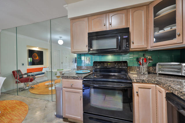 1181 Sunflower Lane, Palm Springs CA: https://media.crmls.org/mediaz/602f3ad4-464c-459c-b685-e909b525b126.jpg