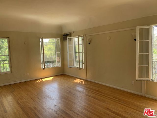802 N Sweetzer Avenue, Los Angeles CA: https://media.crmls.org/mediaz/603072ce-9353-4e46-b7ee-7029deb598fe.jpg