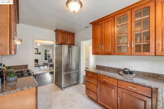 279 Pomona Street, Crockett CA: https://media.crmls.org/mediaz/6030cfa6-7ca1-42b4-bc87-5b6d33410cb3.jpg