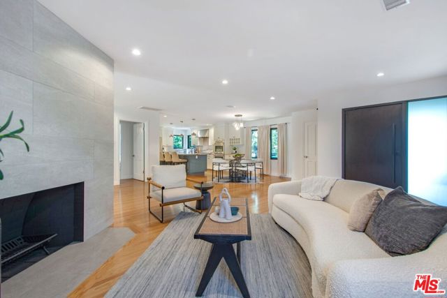 3558 S Muirfield Road, Los Angeles CA: https://media.crmls.org/mediaz/6031ce3e-5548-4ac6-bcb6-4b09090467a2.jpg