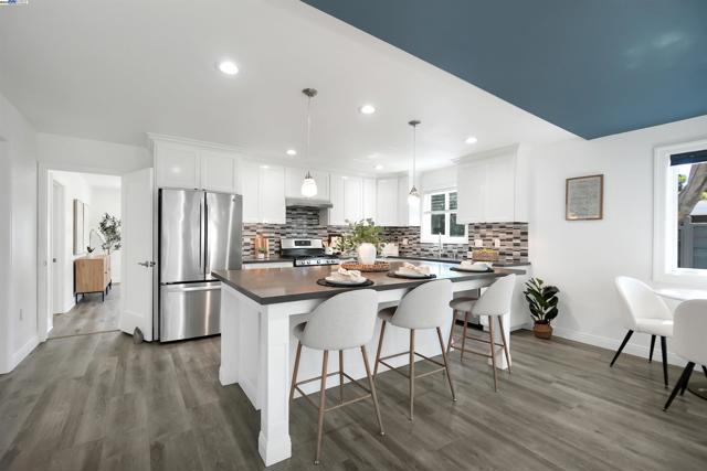 3254 Keith Ave, Castro Valley CA: https://media.crmls.org/mediaz/6031e47d-03be-4f15-b4c4-0c4762ca0464.jpg