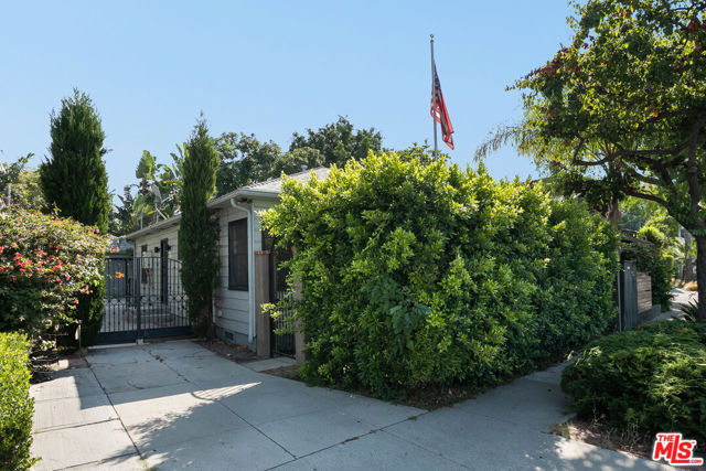 508 N San Vicente Boulevard, West Hollywood CA: https://media.crmls.org/mediaz/6031f3af-95b1-4bdf-b441-ff0c1ea46c58.jpg