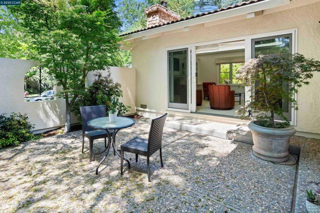 2142 Deer Oak Way, Danville CA: https://media.crmls.org/mediaz/603215a2-4335-4e0a-9d34-a94ef5e5a578.jpg