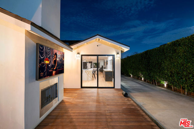5319 West Boulevard, Los Angeles CA: https://media.crmls.org/mediaz/6032b3c7-cfd0-4100-ab3c-deb00c7f7427.jpg