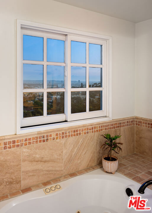 6420 Quebec Drive, Los Angeles CA: https://media.crmls.org/mediaz/6032c70f-6abd-4d4e-a14d-bf3525887904.jpg