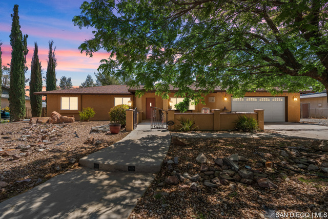 13367 Apple Blossom LN, Apple Valley CA: https://media.crmls.org/mediaz/6032e301-28bd-4902-b717-b604fa58ebc1.jpg