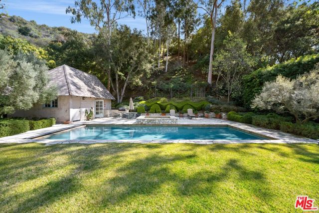 2562 Mandeville Canyon Road, Los Angeles CA: https://media.crmls.org/mediaz/60331b8d-4256-42a0-a7ba-951dad872ad7.jpg