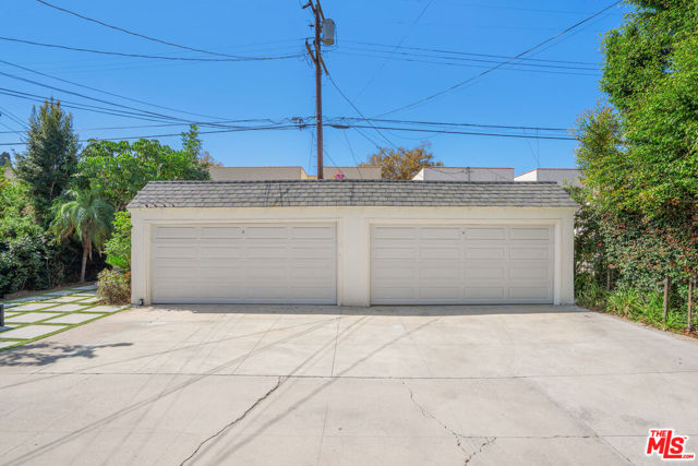 135 N Orange Drive, Los Angeles CA: https://media.crmls.org/mediaz/60334ef9-6270-4b1d-b95c-22b4b2fc6604.jpg