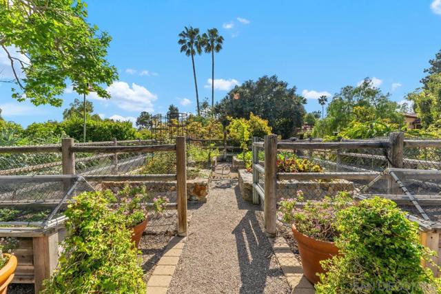 6351 Lago Lindo, Rancho Santa Fe CA: https://media.crmls.org/mediaz/60339adc-f3b5-4d30-90a5-76acbe93a83a.jpg