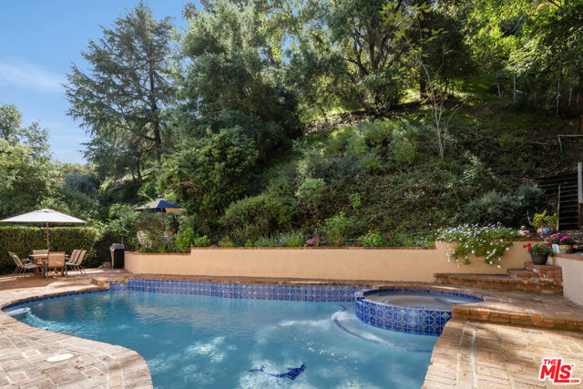 3735 Montuso Place, Encino CA: https://media.crmls.org/mediaz/6033a85f-5a9e-429a-9a88-2c35e7e19e6a.jpg