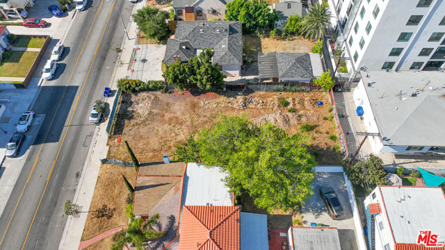 1562 S Fairfax Avenue, Los Angeles CA: https://media.crmls.org/mediaz/6033df9e-5c5b-4ae8-93cf-c1f0c4db8ae3.jpg