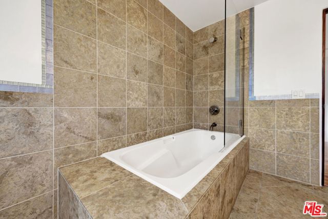 2336 Boone Avenue, Venice CA: https://media.crmls.org/mediaz/60344e07-56e6-4e00-8800-211a1e0ef0f3.jpg