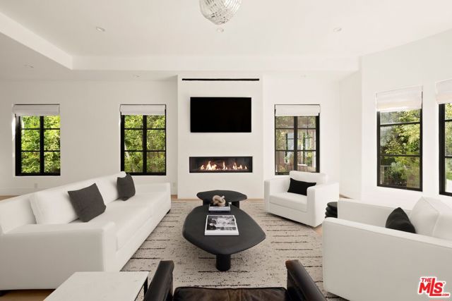 8 Oakmont Drive, Los Angeles CA: https://media.crmls.org/mediaz/60345221-b46c-4607-93e4-b9f49eab167d.jpg