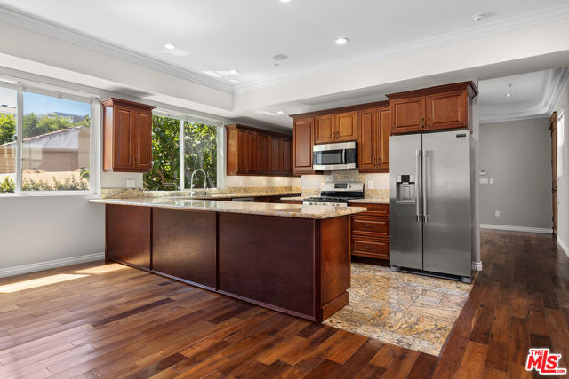 632 N Kings Road, West Hollywood CA: https://media.crmls.org/mediaz/60347b6c-36b0-4e85-bb42-06367c9d5c48.jpg