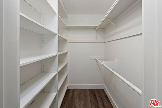 6228 Sale Avenue, Woodland Hills CA: https://media.crmls.org/mediaz/60348d83-8097-4d80-be14-41567c9545fd.jpg