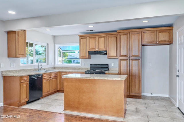 560 Randy Drive, Newbury Park CA: https://media.crmls.org/mediaz/6034db7f-840d-4d34-ac8f-a865cfa6c9cc.jpg