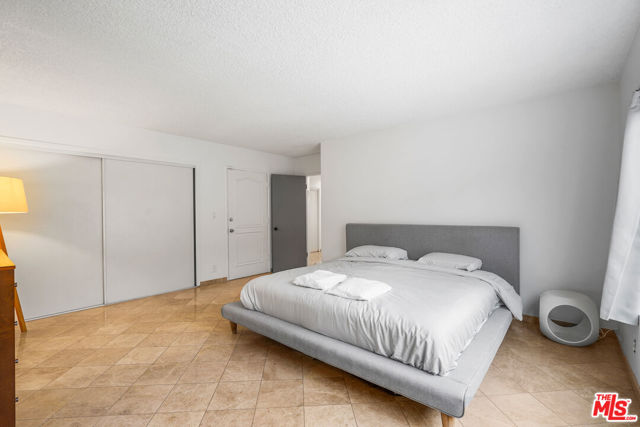 1045 S Bedford Street, Los Angeles CA: https://media.crmls.org/mediaz/6034e53b-6501-42f0-a51d-42e392815744.jpg