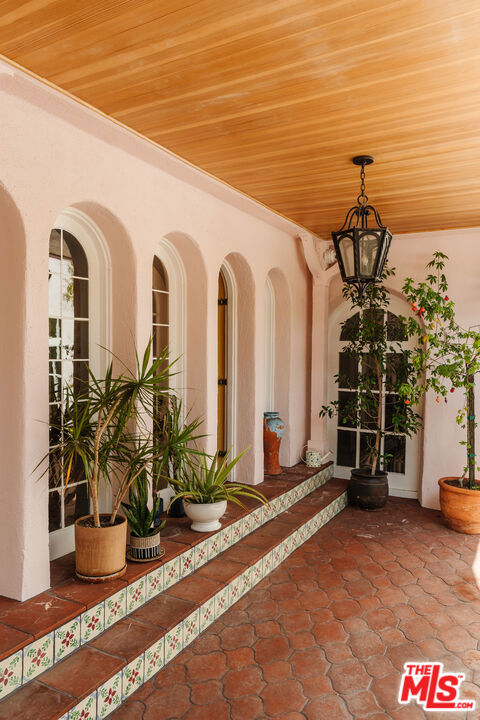 5163 Franklin Avenue, Los Angeles CA: https://media.crmls.org/mediaz/60353075-429c-494f-9fc0-e946d20b5cd0.jpg