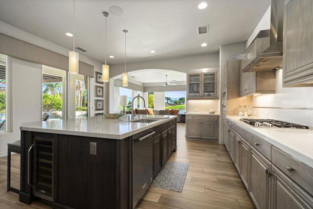 350 Loch Lomond Road, Rancho Mirage CA: https://media.crmls.org/mediaz/6035facb-2115-4b14-a92b-9cf3d8a6e644.jpg