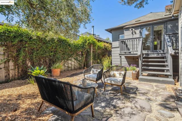 2705 Mathews St, Berkeley CA: https://media.crmls.org/mediaz/60360e36-bc7a-40d0-ad36-2681d094097e.jpg