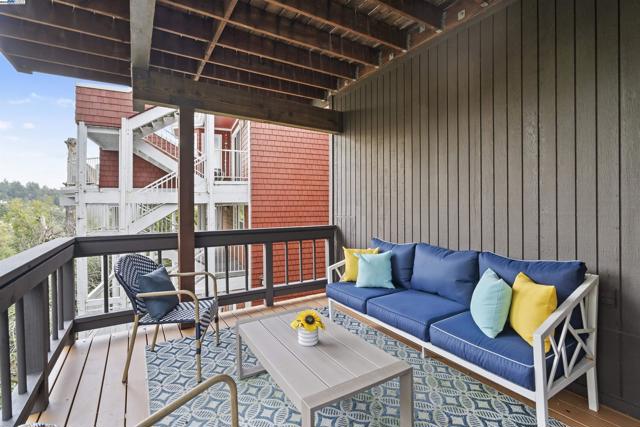 6425 Zinn Dr, Oakland CA: https://media.crmls.org/mediaz/60372ab5-d3e9-454e-add6-8e774fe173f8.jpg
