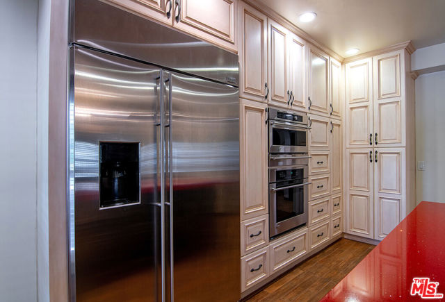 664 S Highland Avenue, Los Angeles CA: https://media.crmls.org/mediaz/6037730d-0498-48fd-aba1-ac03480509e0.jpg