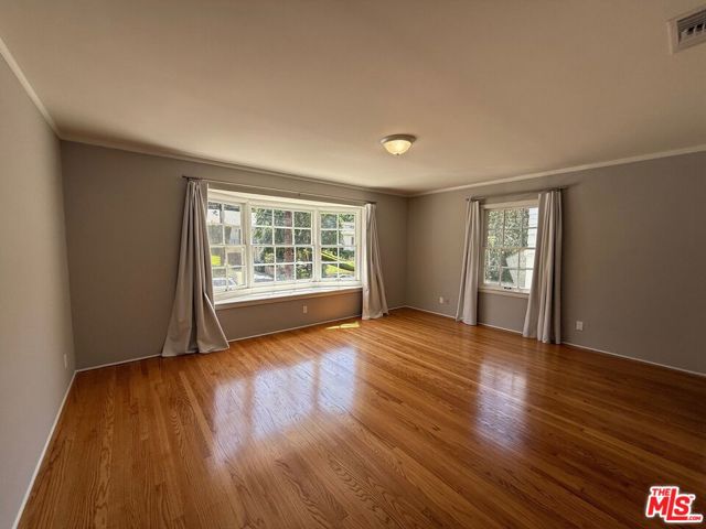 2515 Canyon Drive, Los Angeles CA: https://media.crmls.org/mediaz/60380236-20db-4f11-814e-156662135d86.jpg