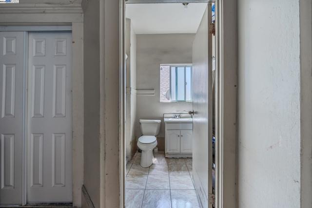 1437 25Th Ave, Oakland CA: https://media.crmls.org/mediaz/6038b664-801c-4f19-b750-3190b09a462e.jpg