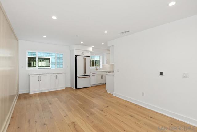 551 Orange Ave, Coronado CA: https://media.crmls.org/mediaz/6038d46d-1c8c-41f1-9507-4f0de305868e.jpg