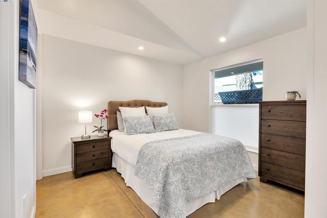 930 Magnolia Drive, Alameda CA: https://media.crmls.org/mediaz/6038e7df-ad3d-49fc-967d-ffad15dec656.jpg