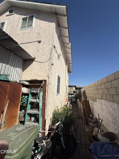 3317 Stanford Avenue, Los Angeles CA: https://media.crmls.org/mediaz/603a6fc8-5e63-4053-ad59-e7b86d442815.jpg