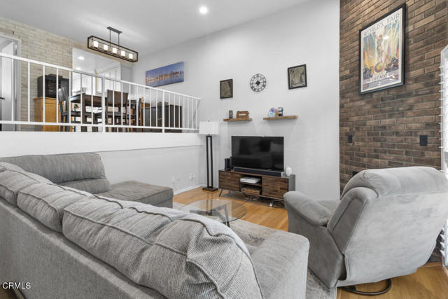 Detail Gallery Image 2 of 31 For 13561 Valerio St a,  Van Nuys,  CA 91405 - 3 Beds | 3 Baths