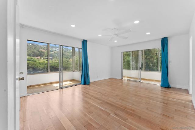 2352 Torrey Pines Rd Unit 9, La Jolla CA: https://media.crmls.org/mediaz/603b6fae-6527-496b-b9b3-1d4711d26049.jpg