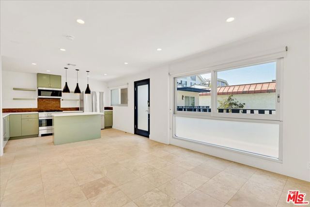 210 S Hamilton Drive, Beverly Hills CA: https://media.crmls.org/mediaz/603c1e37-c26d-42c4-a49d-22e3de9b0c37.jpg
