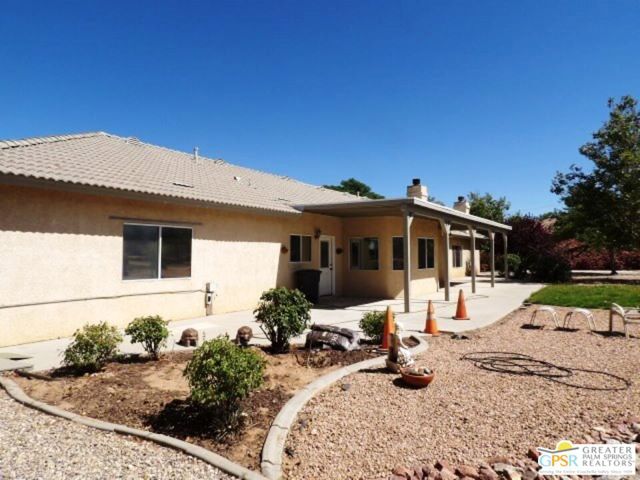 6950 Oak View Court, Oak Hills CA: https://media.crmls.org/mediaz/603c367c-c8c5-4306-bb03-c6439989d689.jpg